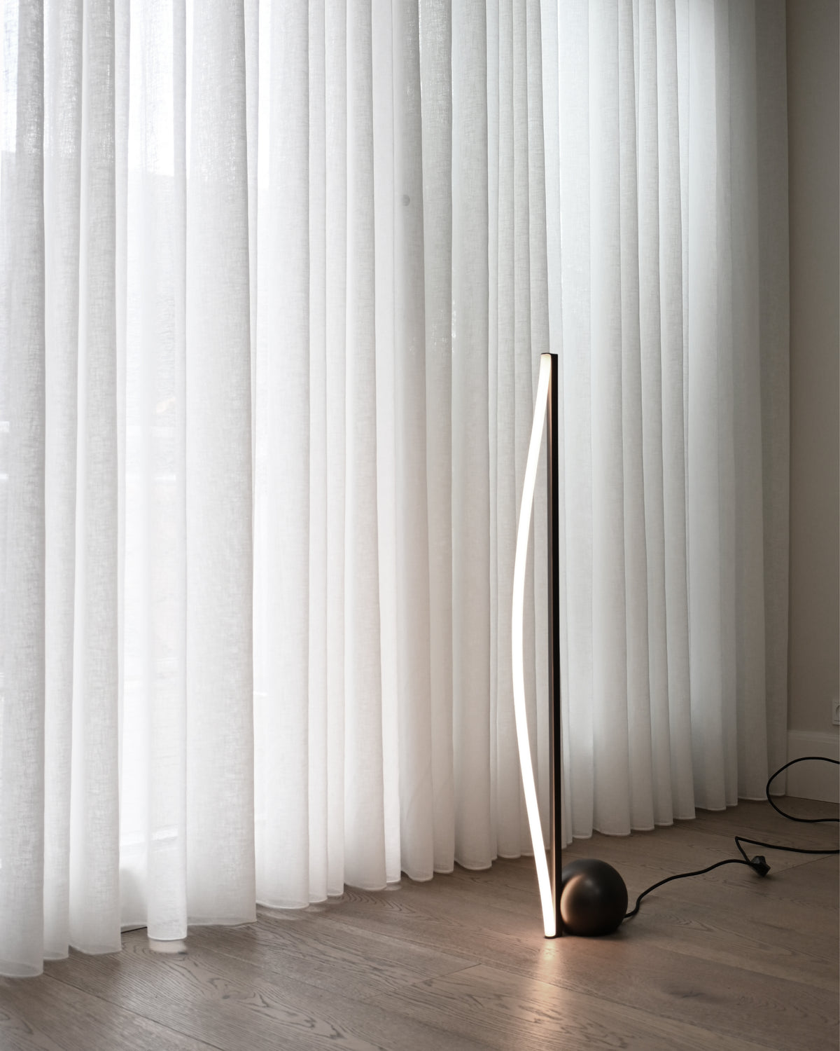 Bow Floor Lamp – Bronze – vue 2 – Exception Design