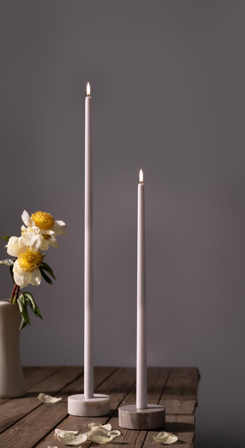 Bougie LED flambeau beige finition lisse 2,3 x 55 cm – vue 3 – Exception Design